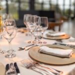 Een prachtige lange houten eettafel op maat, perfect voor diners en vergaderingen, geplaatst in een stijlvolle eetkamer.