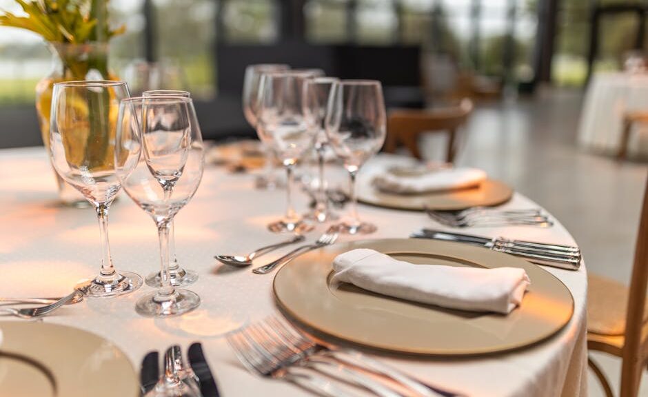 Een prachtige lange houten eettafel op maat, perfect voor diners en vergaderingen, geplaatst in een stijlvolle eetkamer.