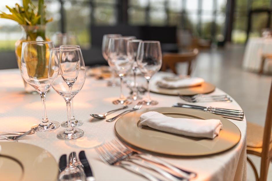 Een prachtige lange houten eettafel op maat, perfect voor diners en vergaderingen, geplaatst in een stijlvolle eetkamer.