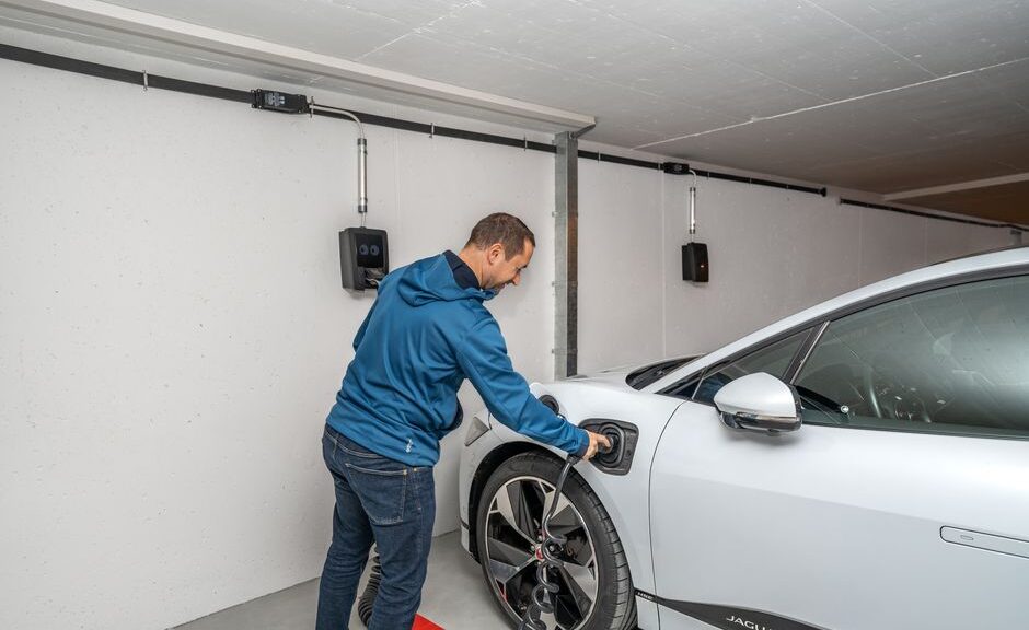Een overzicht van de onderdelen en werking van een thuisbatterij voor duurzame energieoplossingen.